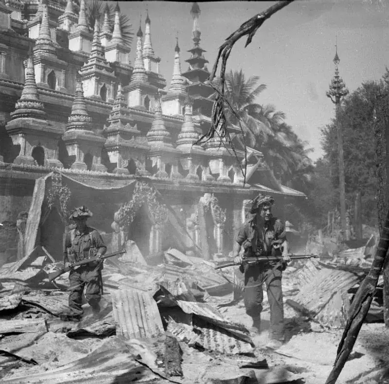 英军士兵在缅甸巴赫镇废墟中巡逻