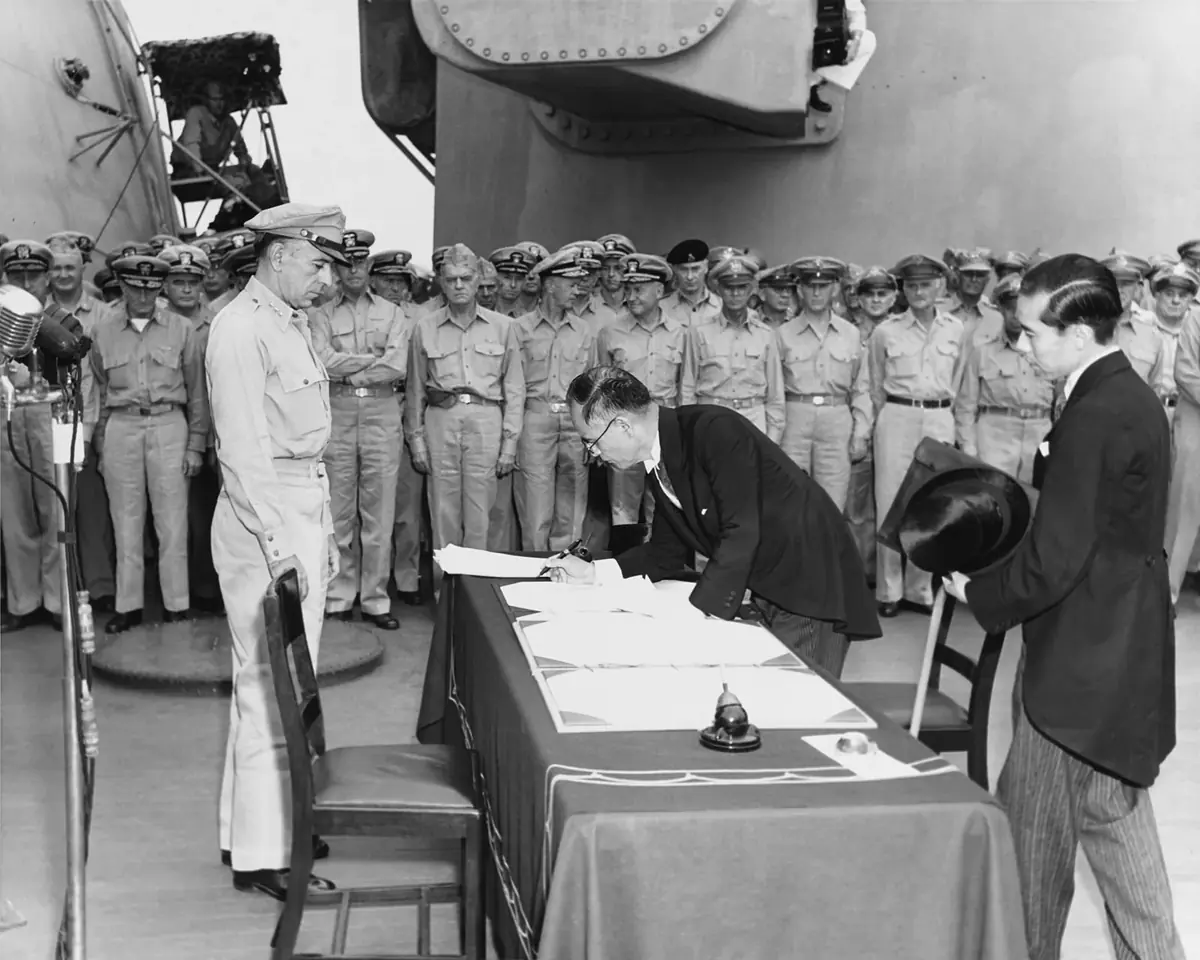 1945 年 9 月，日本外相重光葵在密苏里号战列舰上签署投降书