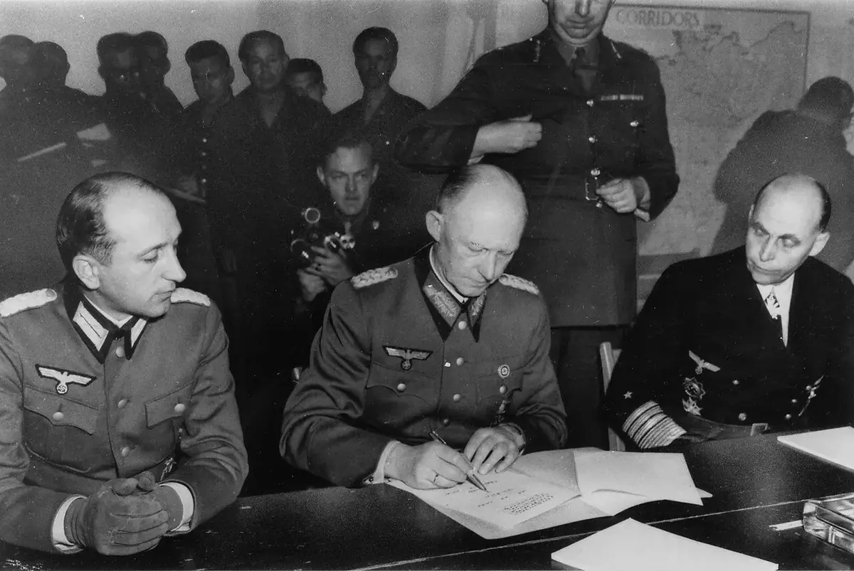 1945 年 5 月，阿尔弗雷德·约德尔在兰斯签署德国无条件投降文件